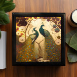 Peacock Klimt Gold Grün Jugendstil Vögel Erinnerungskiste<br><div class="desc">Diese exquisite Sake-Box ist eine Symphonie von Eleganz und künstlerischem Flair, mit dem lebendigen und faszinierenden Motiv von zwei Pfauen, inspiriert durch das bemerkenswerte Werk von Gustav Klimt. Es ist sorgfältig aus lackiertem Holz gefertigt und in goldenen Eichen, Eiche schwarz, Smaragdgrün und Mahagoniholz erhältlich, sodass Sie den für Ihren Geschmack...</div>
