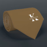 Peanut Brown Eleganmonogramm   Name Krawatte<br><div class="desc">Eine elegante Krawatte mit einem fett-weißen Monogramm über einen Erdnussbraun-Hintergrund. Zusätzlich zu diesem Monogramm sitzt Ihr Vor- oder Nachname in allen Hauptstädte. Wenn Sie einen mutigeren Blick auf den persönlichen Namen im großen Buchstaben bevorzugen, können Sie folgendes tun: Benutzen Sie die Funktion Anpassen/Bearbeiten und klicken Sie auf den Namen. Unter...</div>