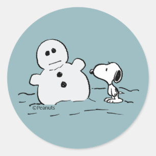 Peanuts Snoopy baut einen Schneemann Runder Aufkleber
