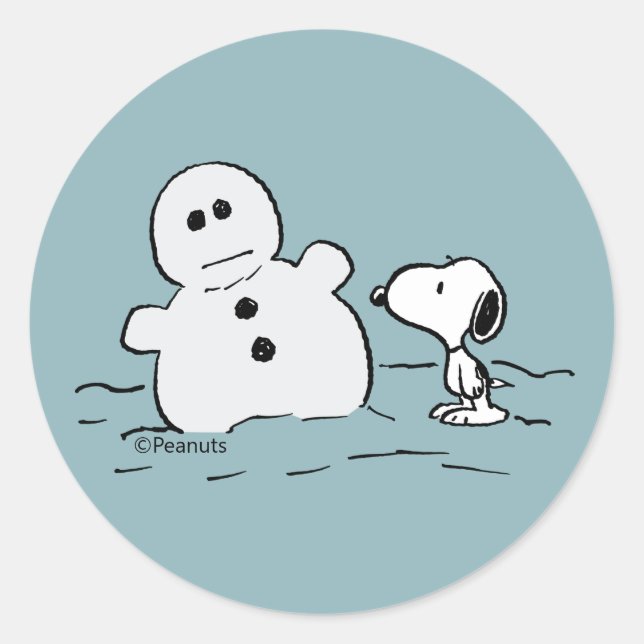 Peanuts | Snoopy baut einen Schneemann Runder Aufkleber (Vorderseite)
