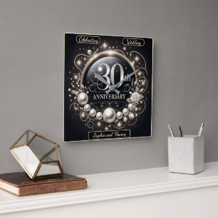 Pearl Elegance: 30 Jahre Quadratische Wanduhr