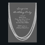 Pearl Überraschung Geburtstagsparty lädt Grau ein Einladung<br><div class="desc">Lange Perlenketten schmücken die  Geburtstagspartyeinladung der 1920er Jahre. Es ist einfach,  elegant und hat einen Hauch von Verspieltheit. Wenn Sie zusätzliche Artikel für Ihre Veranstaltung benötigen,  kontaktieren Sie uns bitte unter prettyfancyinvites@gmail.com mit Ihrer Anfrage.</div>