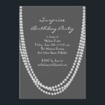 Pearl Überraschung Geburtstagsparty lädt Grau ein Einladung<br><div class="desc">Lange Perlenketten schmücken die  Geburtstagspartyeinladung der 1920er Jahre. Es ist einfach,  elegant und hat einen Hauch von Verspieltheit. Wenn Sie zusätzliche Artikel für Ihre Veranstaltung benötigen,  kontaktieren Sie uns bitte unter prettyfancyinvites@gmail.com mit Ihrer Anfrage.</div>