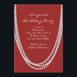 Pearl Überraschung Geburtstagsparty lädt rot ein Einladung<br><div class="desc">Lange Perlenketten schmücken die  Geburtstagspartyeinladung der 1920er Jahre. Es ist einfach,  elegant und hat einen Hauch von Verspieltheit. Wenn Sie zusätzliche Artikel für Ihre Veranstaltung benötigen,  kontaktieren Sie uns bitte unter prettyfancyinvites@gmail.com mit Ihrer Anfrage.</div>