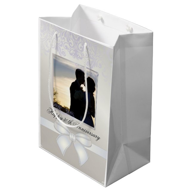 Pearl Wedding Anniversary Lovely Foto Couple Mittlere Geschenktüte (Rückseite Schrägansicht)