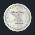 Pearls und Diamonds 30. Hochzeitstag Runde Wanduhr<br><div class="desc">Opulente Eleganz umrahmt dieses 30-jährige Hochzeitsstipendesign in einem einzigartigen geschmolzenen Diamantendesign mit mittleren Teardrop-Diamanten- und Perlakzenten anstelle von Zahlen und Imitaten, die Glitzern auf einem weißen goldfarbenen Farbverlauf hinzufügen. Bitte beachten Sie, dass alle Verzierungen bedruckt sind und nur so gedruckt werden, dass sie möglichst real in einem flachen, bedruckten Design...</div>