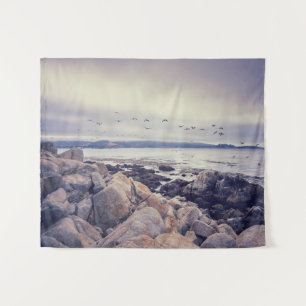 Pebble Beach Tranquil Rocky Shoreline Wandteppich