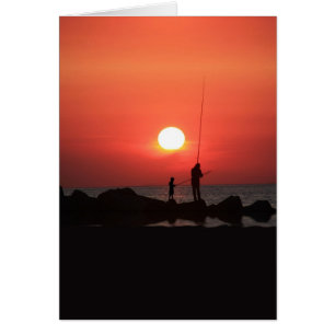 Pêche des adultes et des enfants au coucher du sol