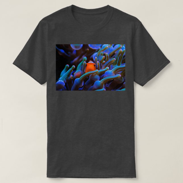 Peeping Clownfish on the coral reef T-Shirt (Design vorne)