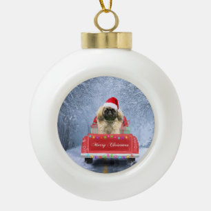 Pekingese Hund im Schnee sitzend im Weihnachtswage Keramik Kugel-Ornament