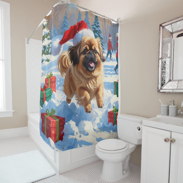 Pekingese Hund läuft im Schnee mit Weihnachtshut Duschvorhang (Beispiel)