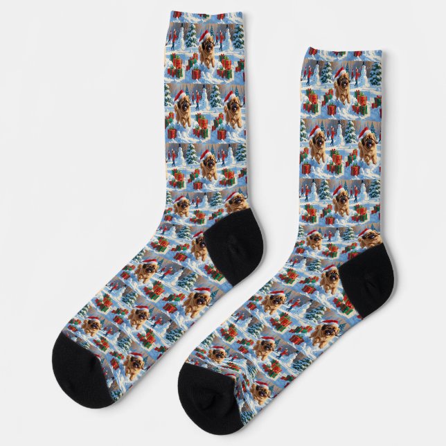 Pekingese Hund läuft im Schnee mit Weihnachtshut Socken (Linkes Detail)