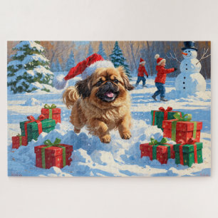 Pekingese-Hund läuft im Schnee mit Weihnachtsmütze