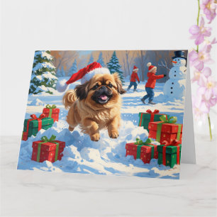 Pekingese-Hund läuft im Schnee mit Weihnachtsmütze Karte