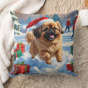 Pekingese-Hund läuft im Schnee mit Weihnachtsmütze Kissen