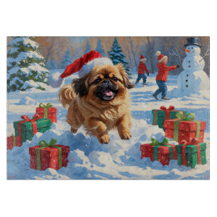 Pekingese-Hund läuft im Schnee mit Weihnachtsmütze Schneidebrett