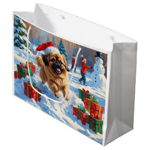 Pekingeser Hund läuft im Schnee mit Weihnachtsmütz Große Geschenktüte