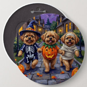 Pekingeser-Hunde beim Trick-or-Treat Halloween-Kos Button
