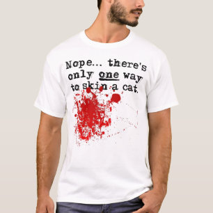 Pelez un T-shirt drôle sanglant de chat