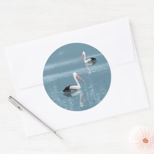 Pelican Couple Paddling auf Calm Blue Water Runder Aufkleber