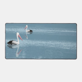 Pelican Couple Paddling auf Calm Blue Water Schreibtischunterlage