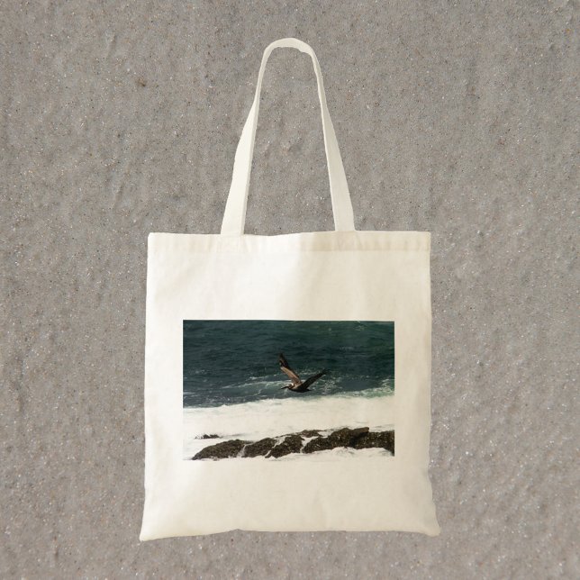 Pelican Flying Over Pacific Ocean Foto Tragetasche (A tote bag with a photograph of a pelican flying over the Pacific Ocean)