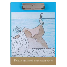 Pelikan auf einem Felsen nahe den Ozeanwellen Klemmbrett