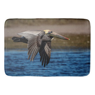 Pelikan im Flug Badematte