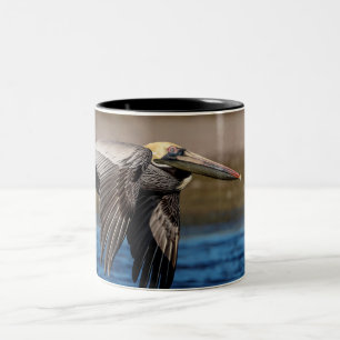 Pelikan im Flug Zweifarbige Tasse