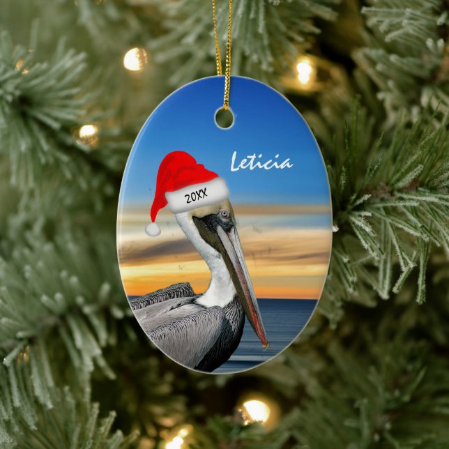 Pelikan in der Weihnachtsmannmütze Weihnachten Keramik Ornament (Baum)