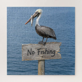 Pelikan mit Fisch auf einem Schild "Fischen verbot