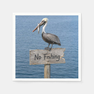 Pelikan mit Fisch auf einem Schild "Fischen verbot Serviette