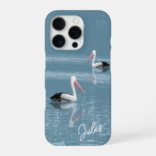 Pelikan-Paar paddelt auf ruhigem blauem Wasser Nam iPhone 16 Pro Hülle