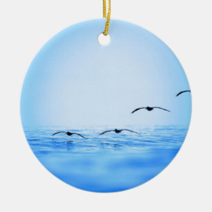 Pelikane, die über den Ozean fliegen Keramikornament