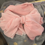 Pellrosa Streifenmuster Schal<br><div class="desc">Sehr subtile,  pastellfarbene,  rosa Streifen Muster Chiffon Scarf. Man bemerkt fast nicht den Streifen,  der so subtil ist. Sehr hübsche Farbe und ein schöner Schal.</div>