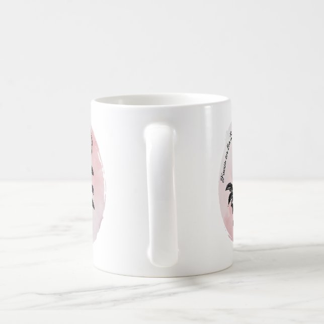 Pen und Tinte Rose Zeichnend auf Pink - Fokus auf  Kaffeetasse (Henkel)