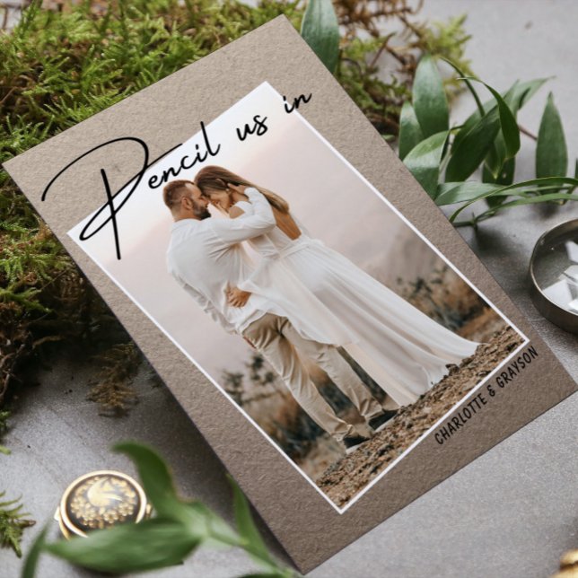 Pencil uns in Save the Date Foto Hochzeitsankündig Ankündigungspostkarte (Von Creator hochgeladen)