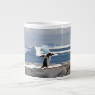 Penguin in front of an ice arch Jumbo-Tasse