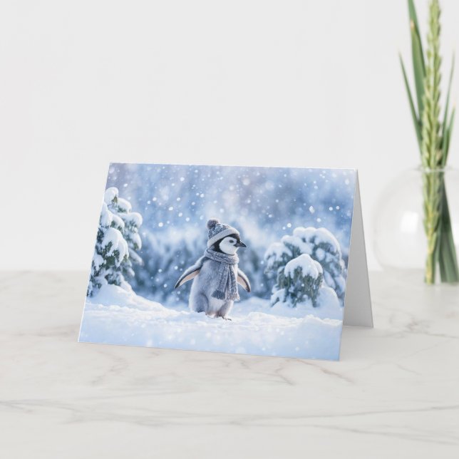 Penguin in the Snow Chilling with Hat Christmas Karte (Vorderseite)