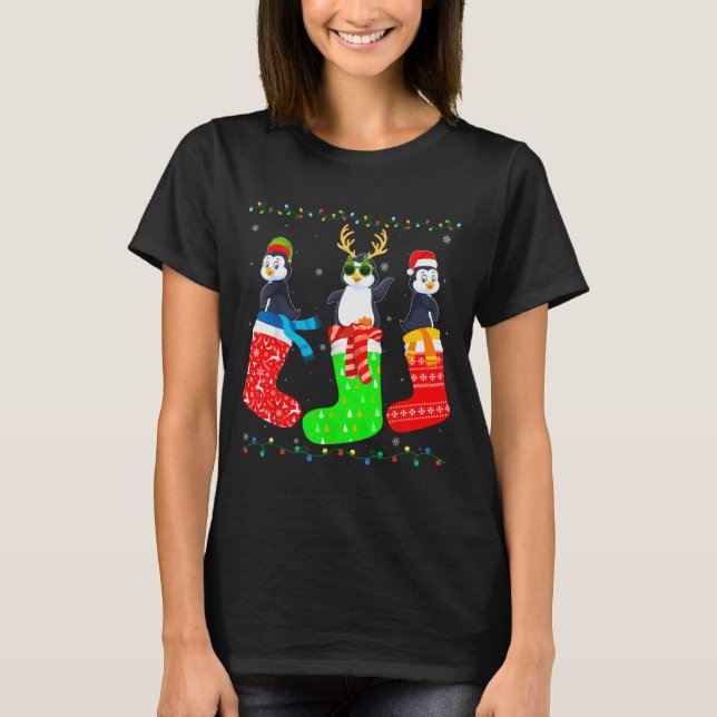 Penguin In Xmas Socks Funny Holiday Ugly Sweater C T-Shirt (Vorderseite)