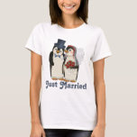 Penguin Wedding T-Shirt<br><div class="desc">Dieses niedliche Pinguin-Paar ist bereit für ihren Hochzeitstag. Er sieht elegant in seinem Tophat aus,  und sie ist süß in ihrer Rose mit einem Brautschleier. Lady Pinguin hat einen hübschen Strauß an rote Rosen.</div>