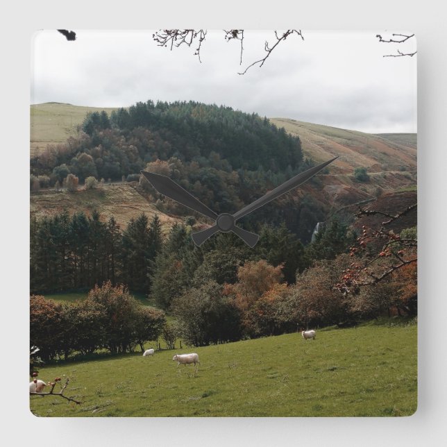 Pennant Valley Wales Quadratische Wanduhr (Vorderseite)