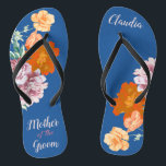 Peony Floral Mutter der Groom Blue Wedding Flip Flops<br><div class="desc">Dieses wünschenswerte Flip-Flops-Paar zeichnet sich durch ein ästhetisches Retro-Muster von wunderschönen Blume aus der Peonie auf dem blauen Hintergrund und durch die wechselnde Typografie "Mutter des Bräutigams" aus. Diese personalisierten und eleganten Flip Flops sind ein unvergessliches Geschenk für Hochzeitsfeier: Braut, Brautjungfrauen, Brautmutter, Trauzeugin... Sie fügen Ihrem Hochzeitstag, Junggeselinnen-Abschied oder anderen...</div>