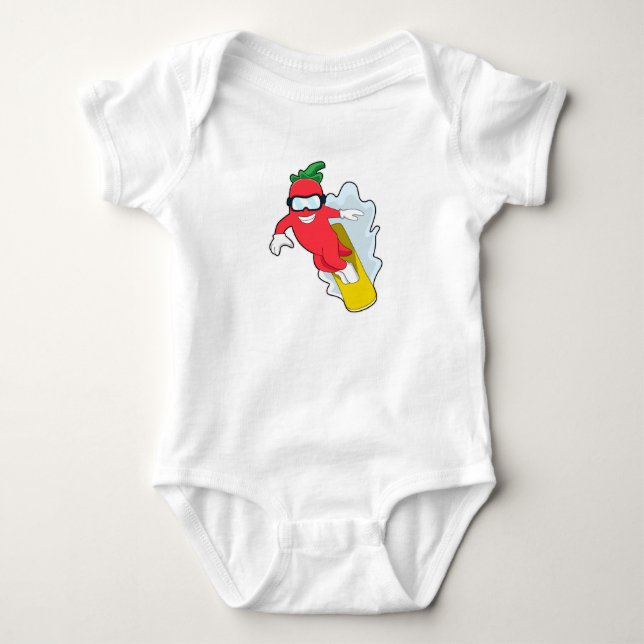 Pepper beim Snowboarden mit Snowboard Baby Strampler (Vorderseite)