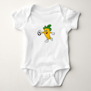 Pepper Vegan als Fußballspieler mit Fußball.PNG Baby Strampler