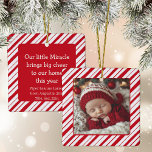 Peppermint für das erste Weihnachtsjubiläum von Ne Keramikornament<br><div class="desc">Erinnern Sie sich an die Weihnachtsfeier Ihres Wunderkindes mit diesem süßen Foto-Ornament mit einem klassischen Pfefferminzstreifen in Rot und Weiß mit einem Foto auf der einen Seite und einem Text auf der Rückseite.</div>