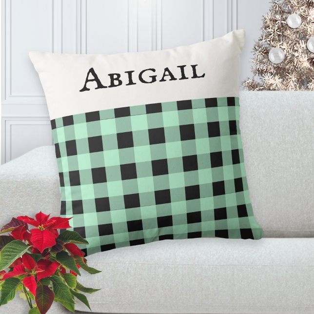 Peppermint Green Buffalo Karierter Karo Weihnachte Kissen (A pretty, personalized cushion with buffalo plaid pattern in peppermint green and black)