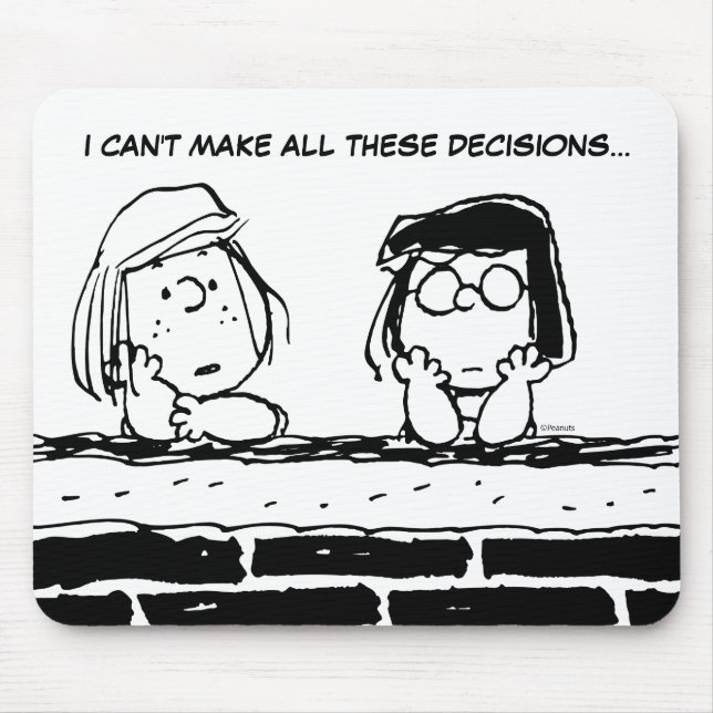 Peppermint Patty & Marcie an der Mauer Mousepad (Vorne)