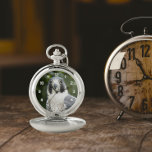 Peregrine Falcon Bird of Prey Taschenuhr<br><div class="desc">Klassische und stilvolle Taschenuhr mit weißen Ziffern, die das Foto eines hübschen Peregrine Falken zeigt. Wählen Sie aus Gold oder Silbermetall. Macht ein elegantes Geschenk!</div>