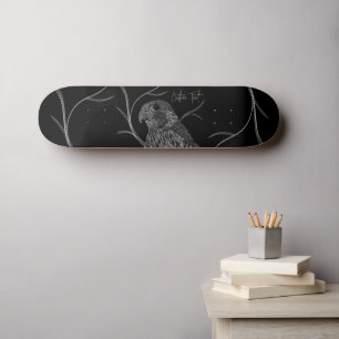 Peregrine Falcon in Baumzweigen mit Handschrift Skateboard